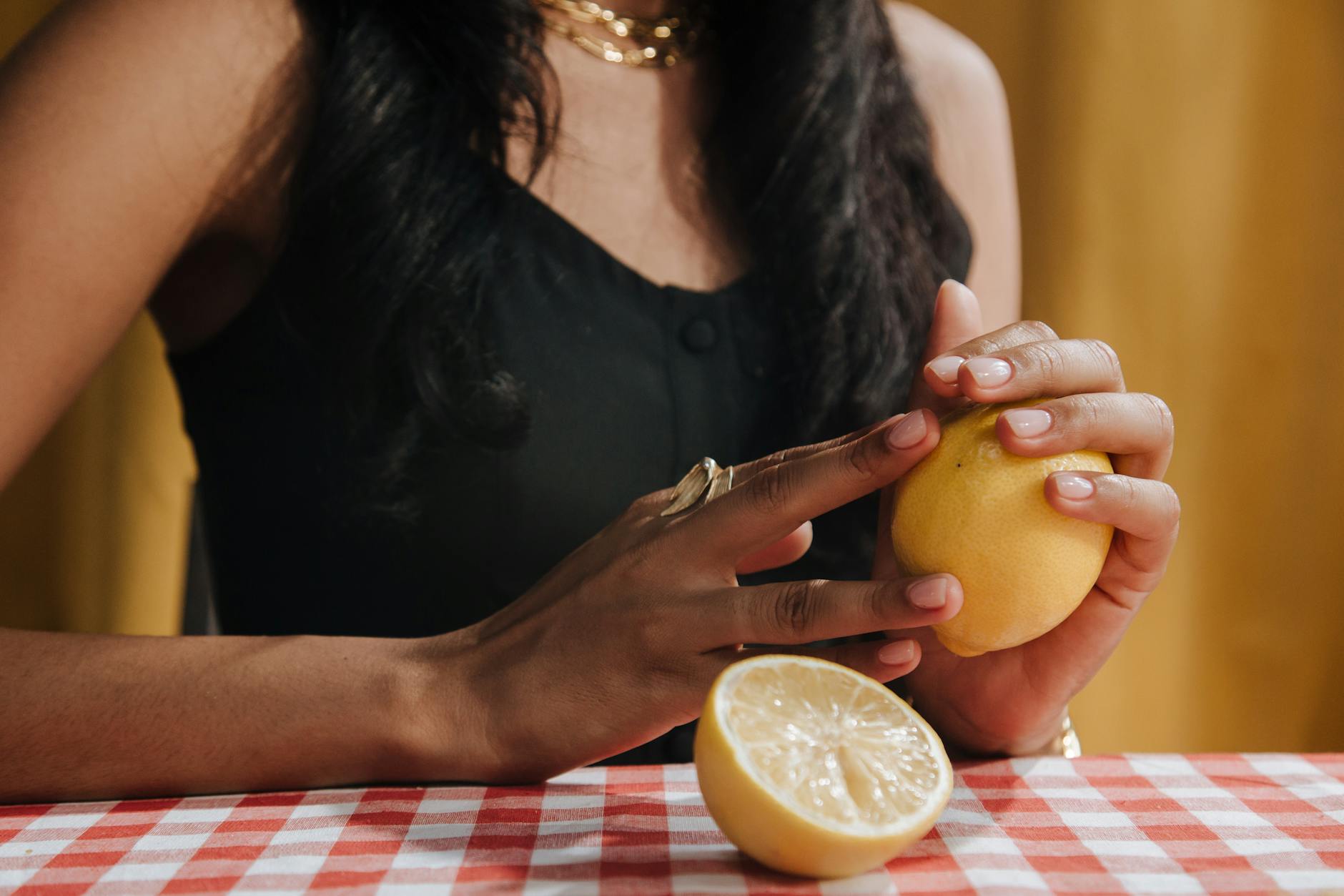 Frische gelbe Zitronen auf grünem Hintergrund, symbolisierend die Frische und Vitalität des Lem Vibrators