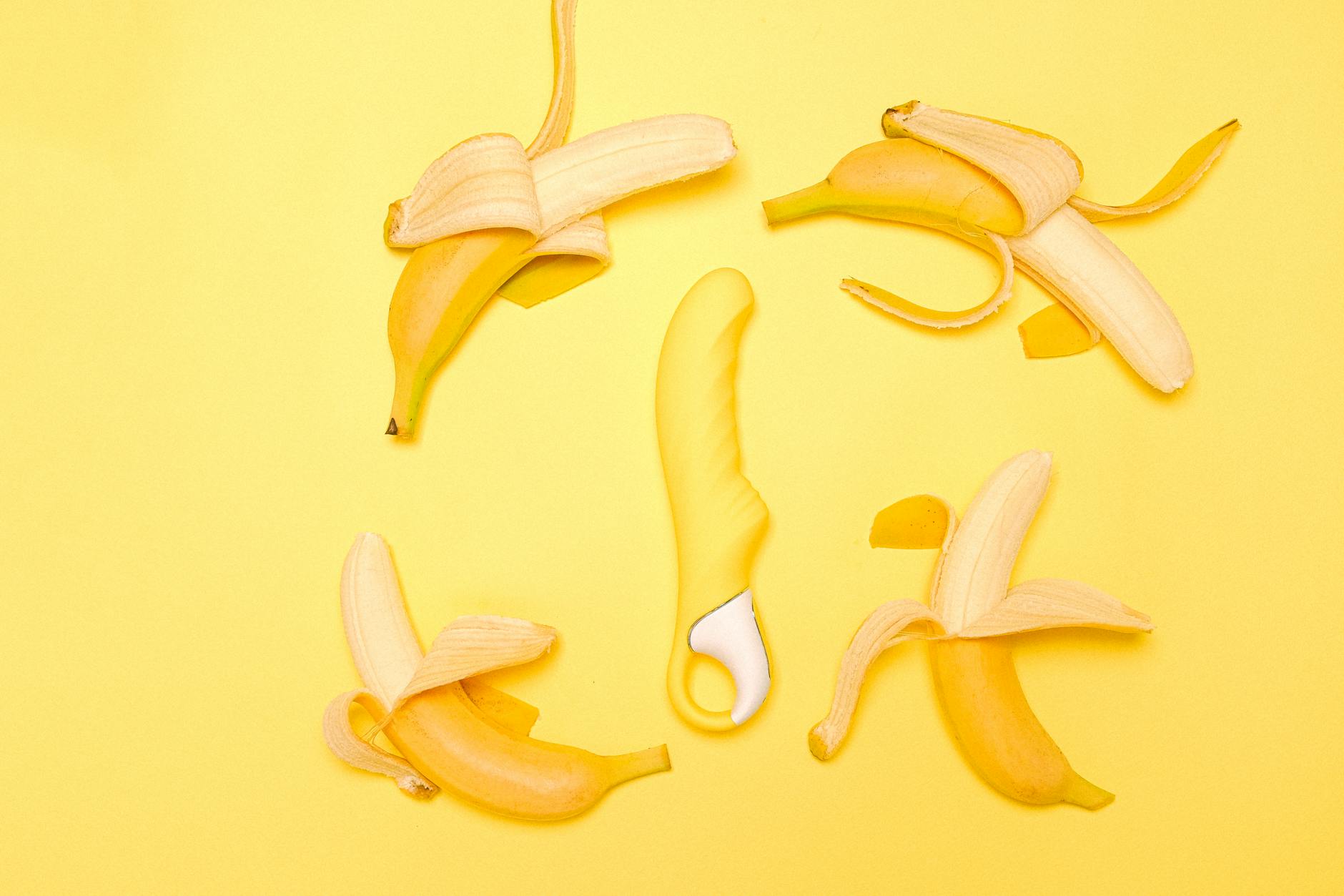 Gelber Lem Vibrator auf gelbem Hintergrund mit frischen Zitronen