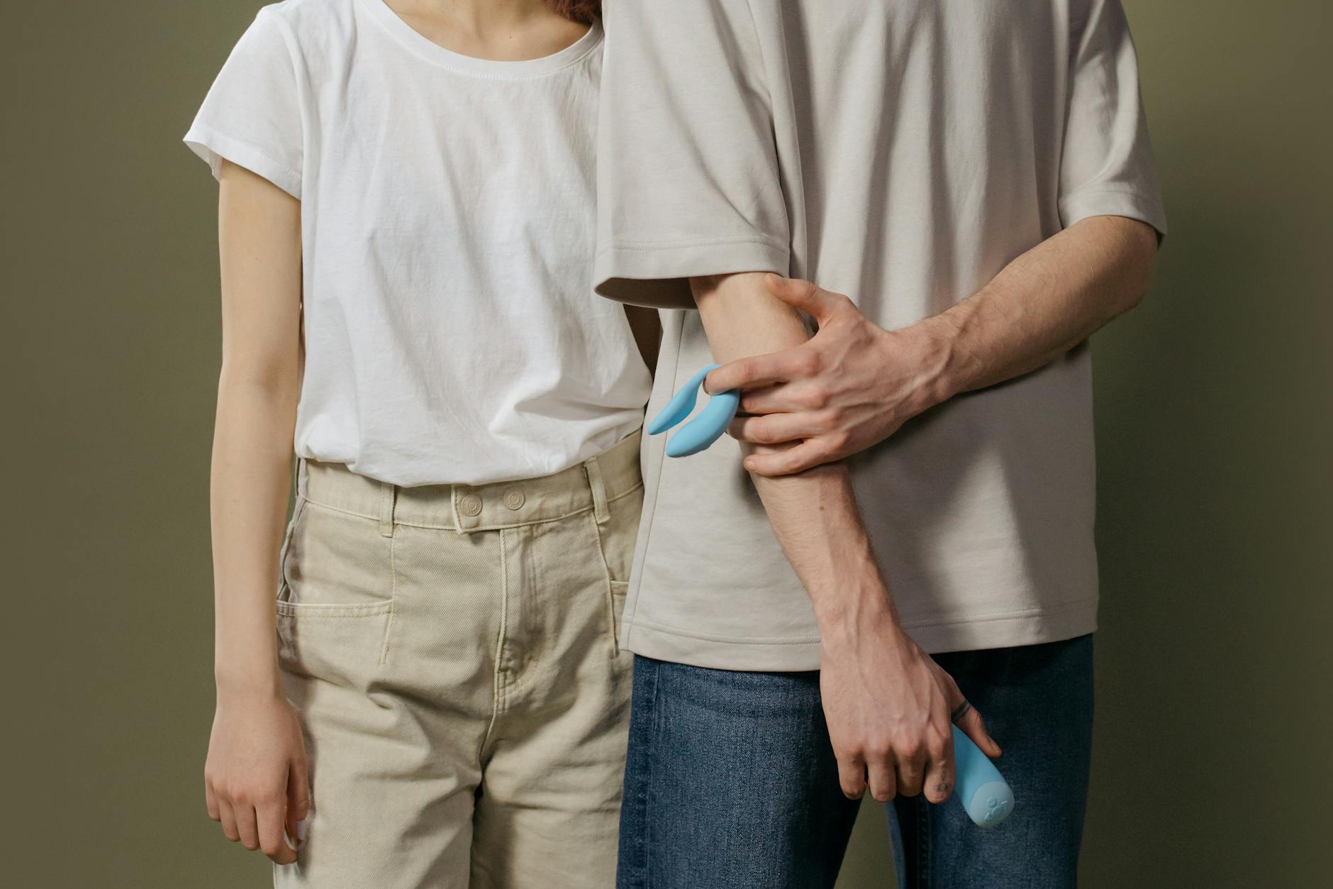 Ein junges Paar steht zusammen und hält einen Zitronenvibrator, symbolisierend moderne Partnerintimität.