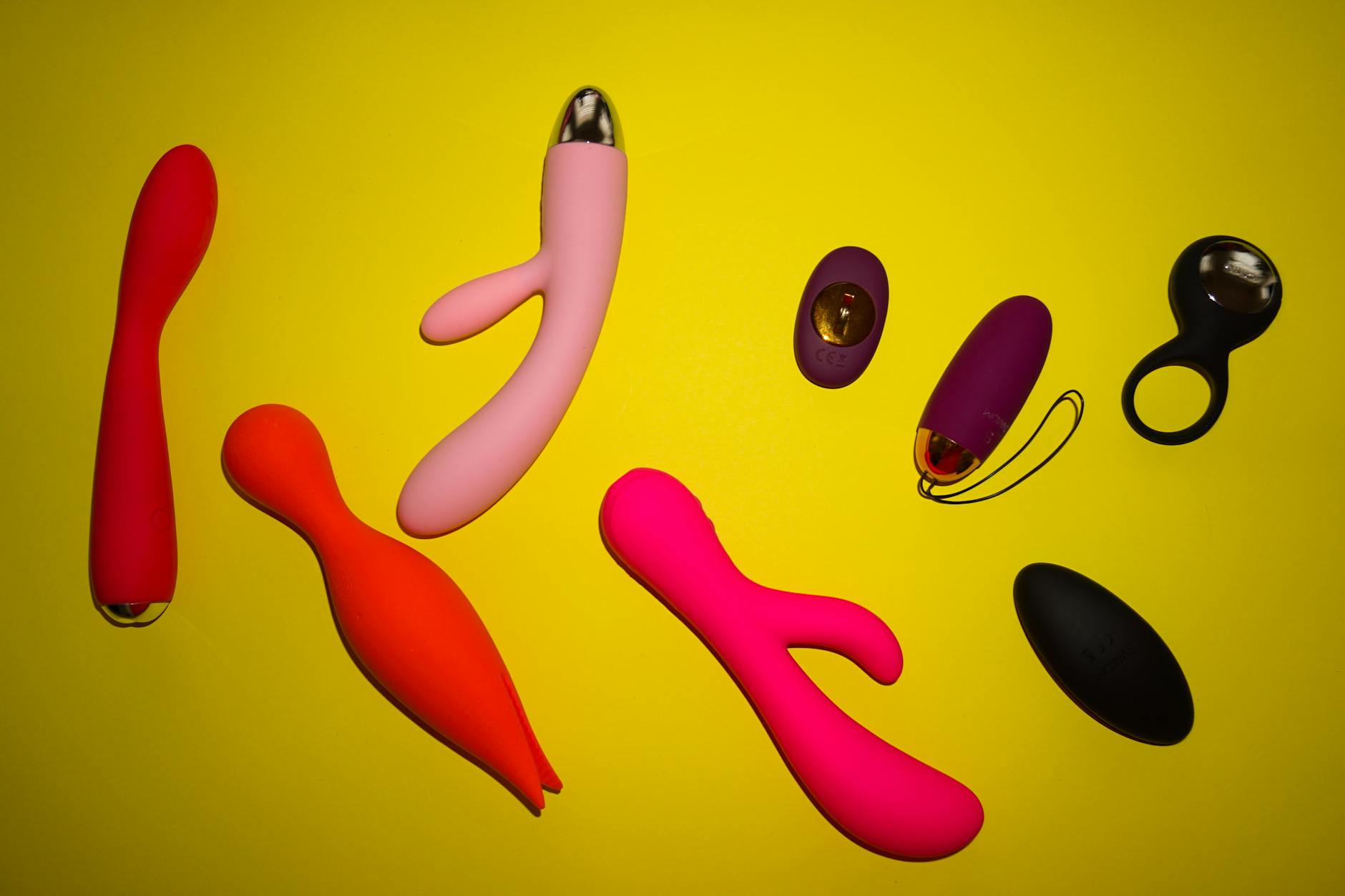 Leuchtend gelbe Zitronen auf gelbem Hintergrund, symbolisiert den klitoralen Vibrator von Lemonlem